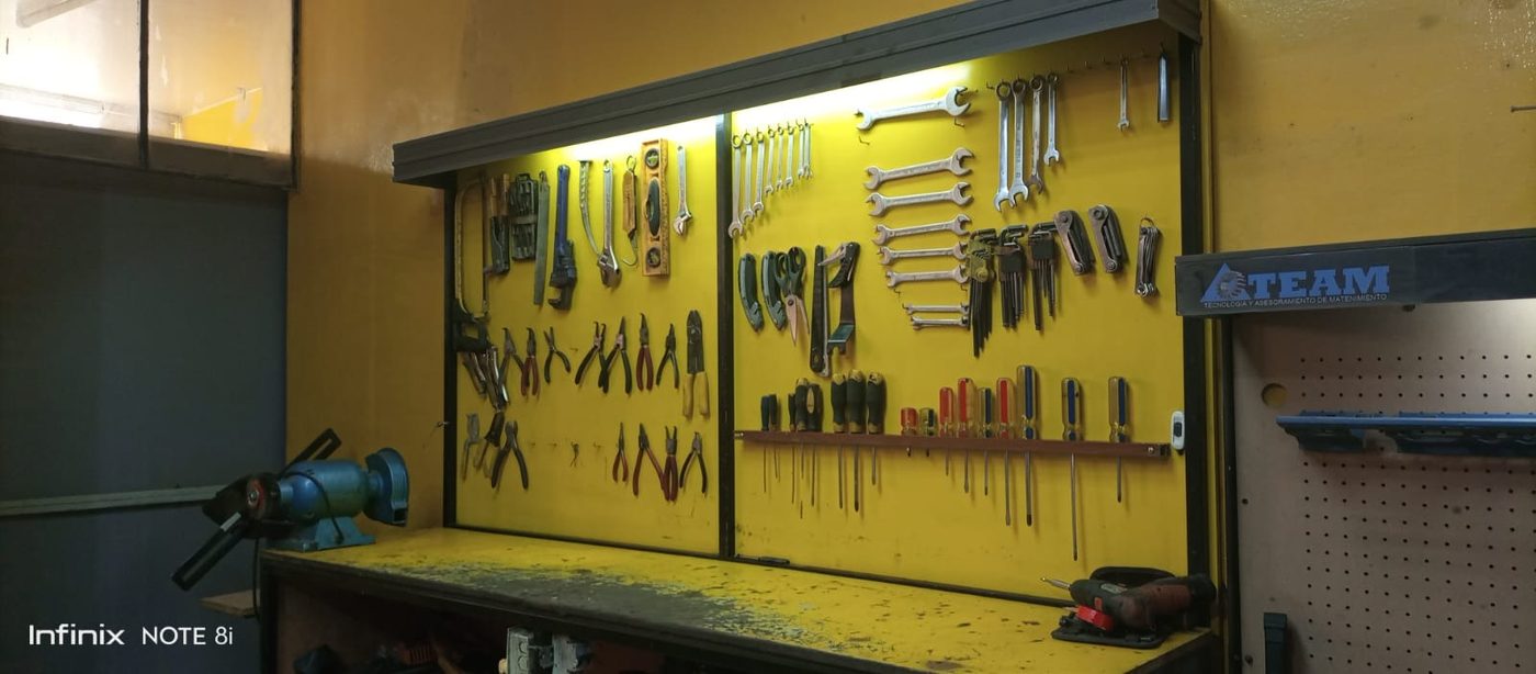 Banco de trabajo con herramientas de mano